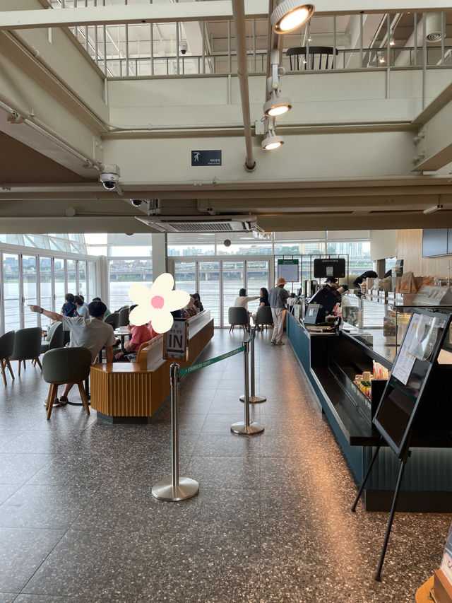 한강뷰를 가장 가까이서 만끽할 수 있는 ’스타벅스 - 서울웨이브아트센터점‘☕️