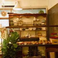 ธรรมดาแสนพิเศษ: คาเฟ่สุดอบอุ่นกับเค้กกล้วยหอมอร่อย
