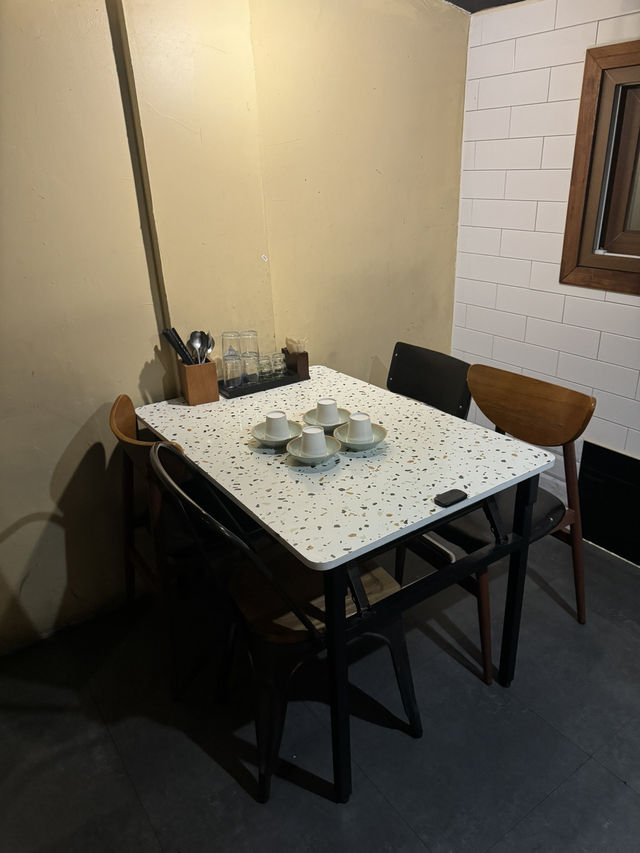 신선한 연어와육회 !! 감각적인 인테리어