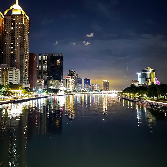 高雄愛河夜遊船河的浪漫體驗✨