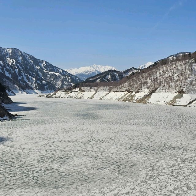 四月黑部立山開山，賞黑部湖融雪美景。