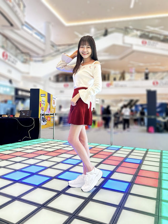 愛上運動後會多咗留意運動鞋嘅舒適度 SKECHERS 全新 Hands Free Slip-ins® 系列 既輕便又舒適，無論做運動定平時出街都啱襯 Slip-ins®嘅設計喺易穿唔易甩，解放雙手 一