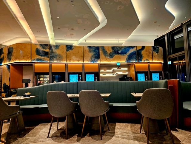 機場新酒店大堂酒廊的休閒晚餐