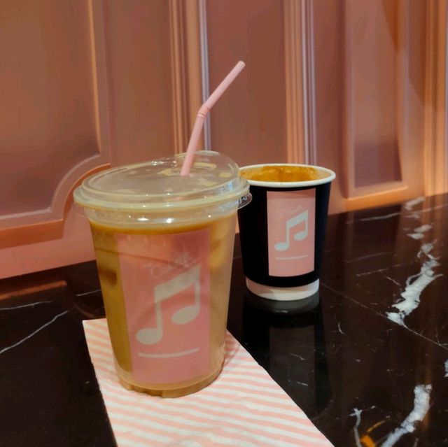 【バンコク】ピンクで可愛い The Cassette Coffee Bar