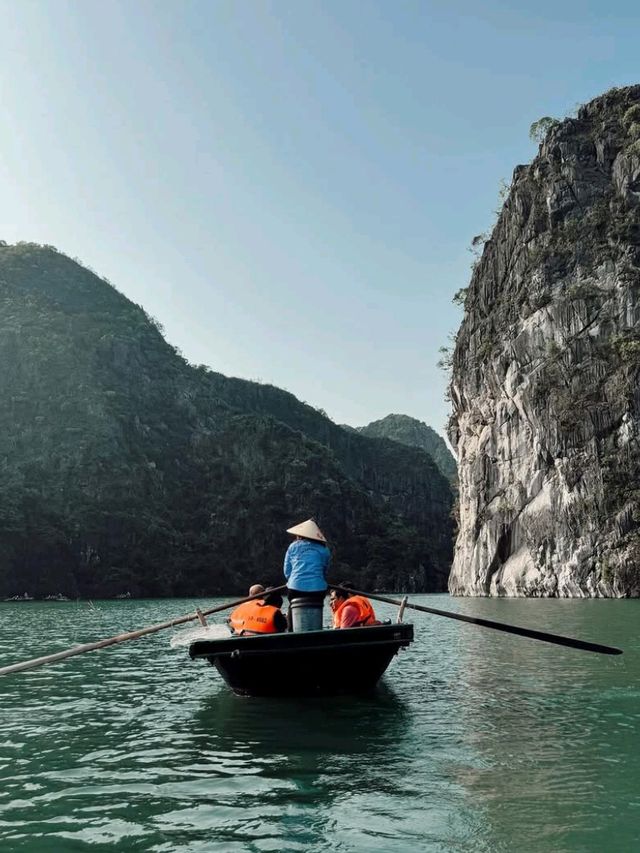 🌅 Enjoy an Awesome Sunset in Ha Long Bay! 🚢