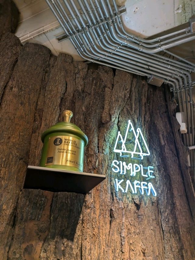 【世界一のバリスタがオーナーのカフェ】統一感溢れる店内で優雅なひとときを過ごせる空間
