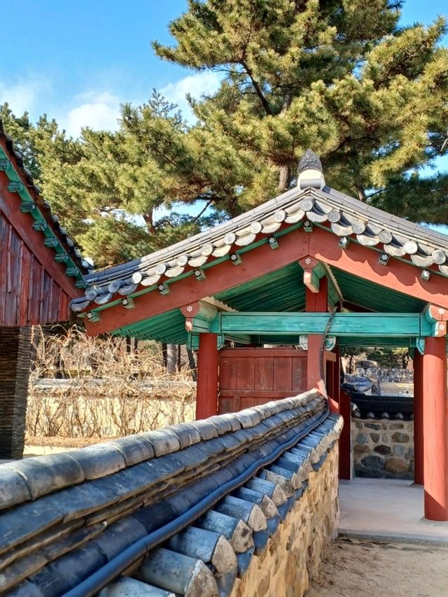 고즈넉한 연못이 어우러진 그림 같은 풍경 🌿🏯