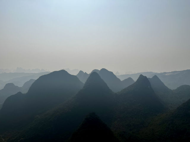 **陽朔如意峰：高空俯瞰喀斯特峯林嘅壯麗體驗！** 🌄 