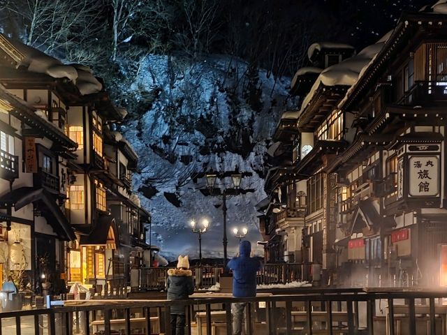 白日和夜晚都夢幻的銀山溫泉