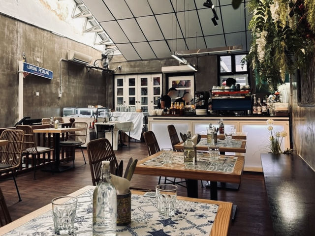 Step into a cafe of local Nanyang tropical vibe
