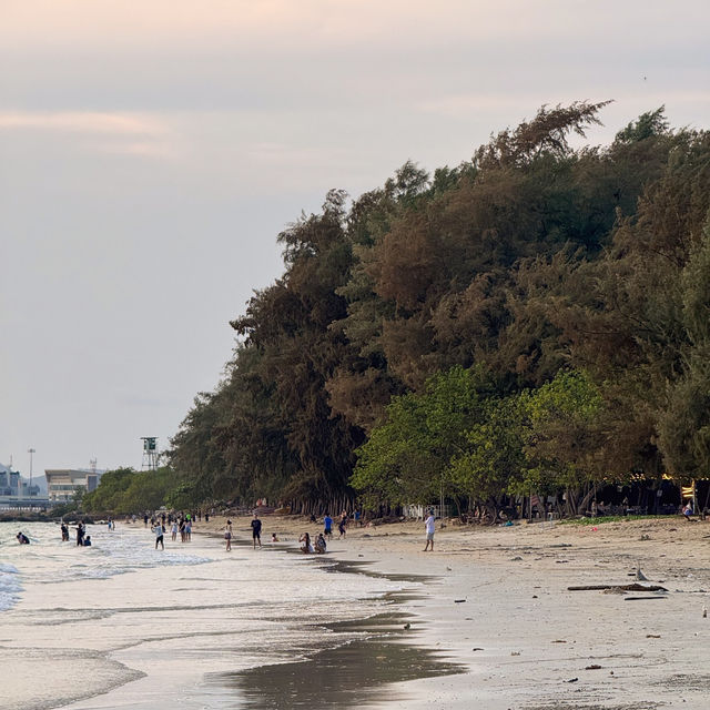 “หาดนางรอง” #สัตหีบ จุดเช็คอินชายหาดใกล้กรุงฯ 🌊🏝️