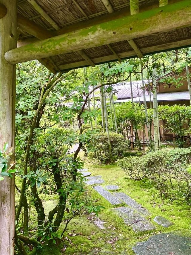 眉山山麓に位置する禅寺