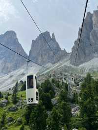 กระเช้าลับในเทือกเขา Dolomite Italy 