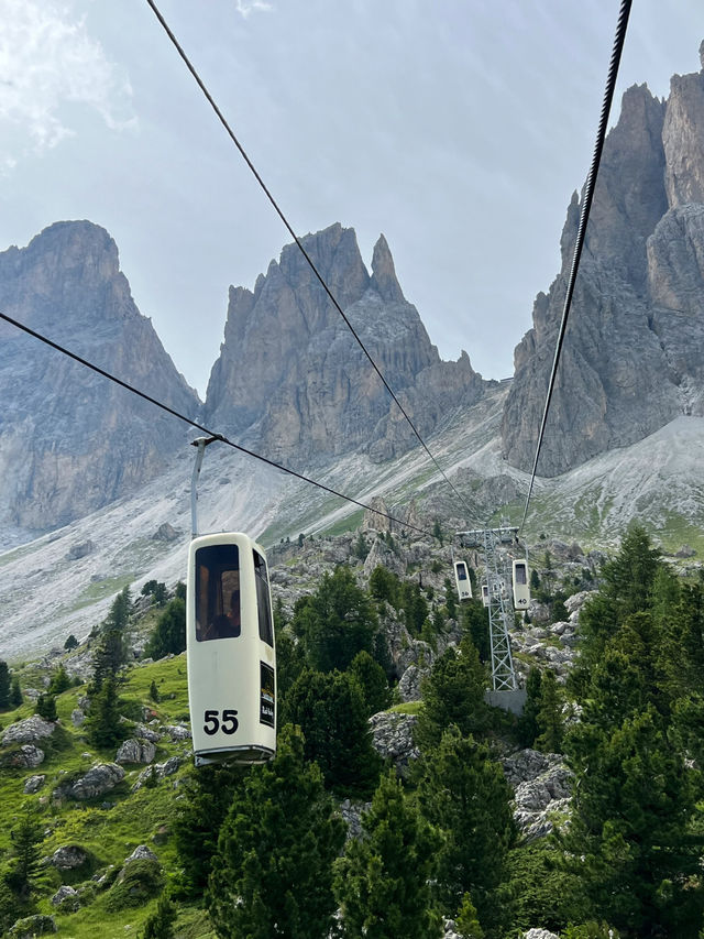 กระเช้าลับในเทือกเขา Dolomite Italy 