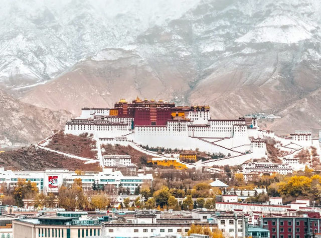 Discover the Magestic Potala Palace in Lhasa, Tibet