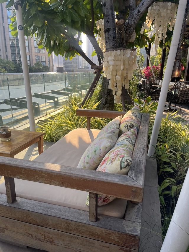 【Bangkok】プロンポン駅直結🚃タイを満喫できる！リゾート気分なBar🍸Escape Bangkok