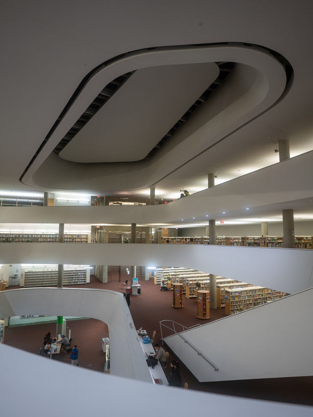 Surrey Libraries - City Centre Branchの建築：未来的なデザインが魅力
