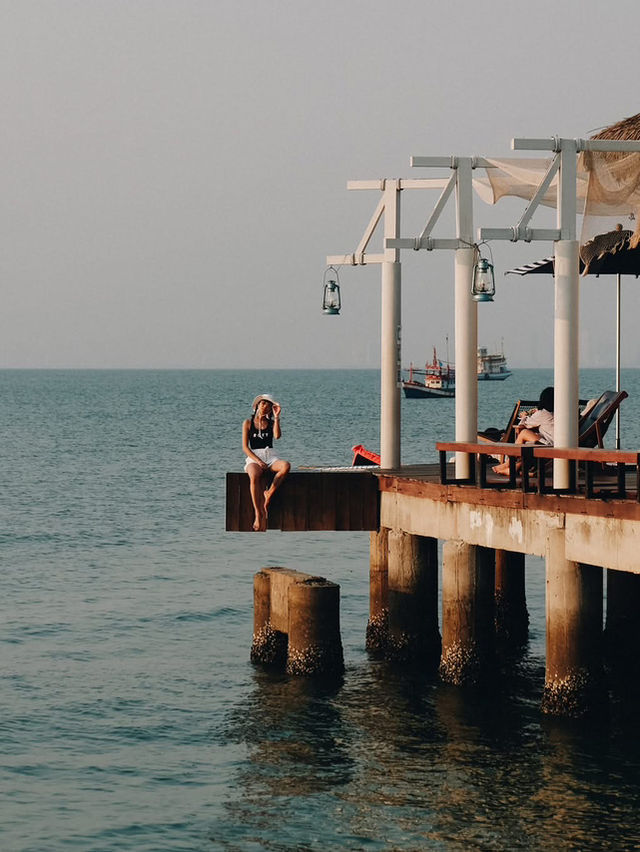 นั่งมองวิวทะเลแล้วมันฮีลใจ 🧡🌊