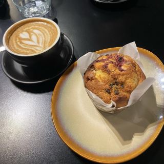 🇦🇺 Тихое кафе, окруженное зеленью, в районе Бартон в Канберре.