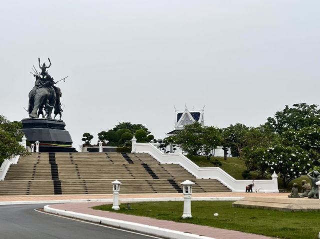 พระราชานุสาวรีย์ สมเด็จพระศรีสุริโยทัย