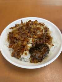 【黃記魯肉飯|台北・ローカルグルメ】  “映えより、味。” 台湾ローカルが愛する魯肉飯のど真ん中。