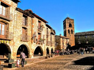 The town was the capital of the ancient Kingdom of Sobralbe, which became part of the Kingdom of Aragon in the 11th century, and is a prime example of medieval urban design