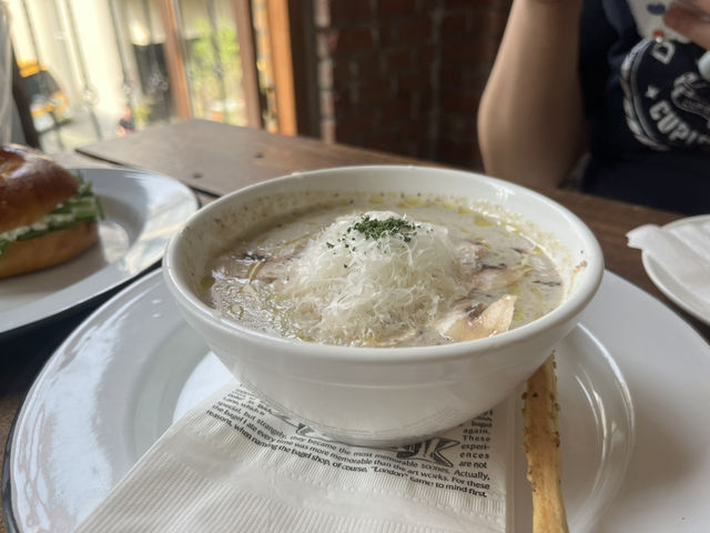 🥯 런던베이글 도산점 – 런던 감성 그대로, 서울 속 베이글 뮤지엄 🇬🇧✨