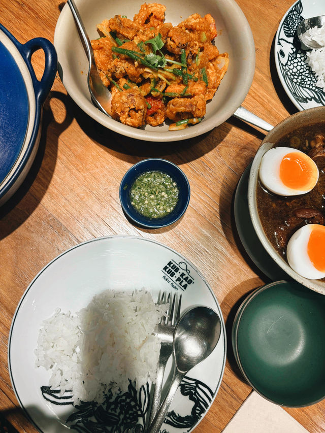 ทานอาหารกับครอบครัวที่ร้านกับข้าวกับปลา
