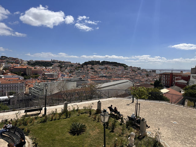 【サン・ペドロ・デ・アルカンタラ展望台（Miradouro de São Pedro de Alcântara）】