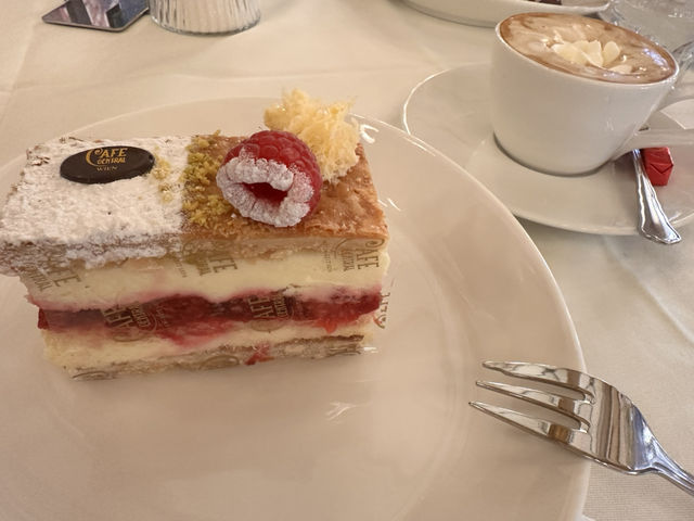 在擁有帝國風格的奧地利維也納中央咖啡館（Café Central）喝下午茶☕️