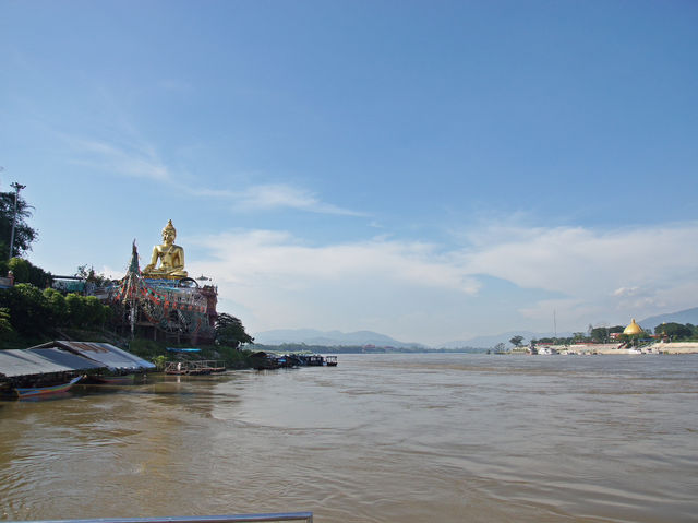 🚤 Crossing the Mekong: A Glimpse of Laos from Thailand