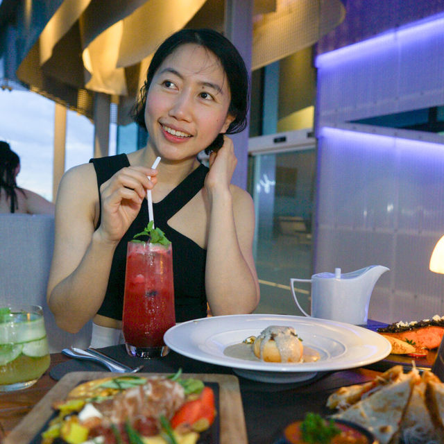 รูฟท็อปบาร์สุดเก๋ใจกลางสาทร The Roof @38th Bar