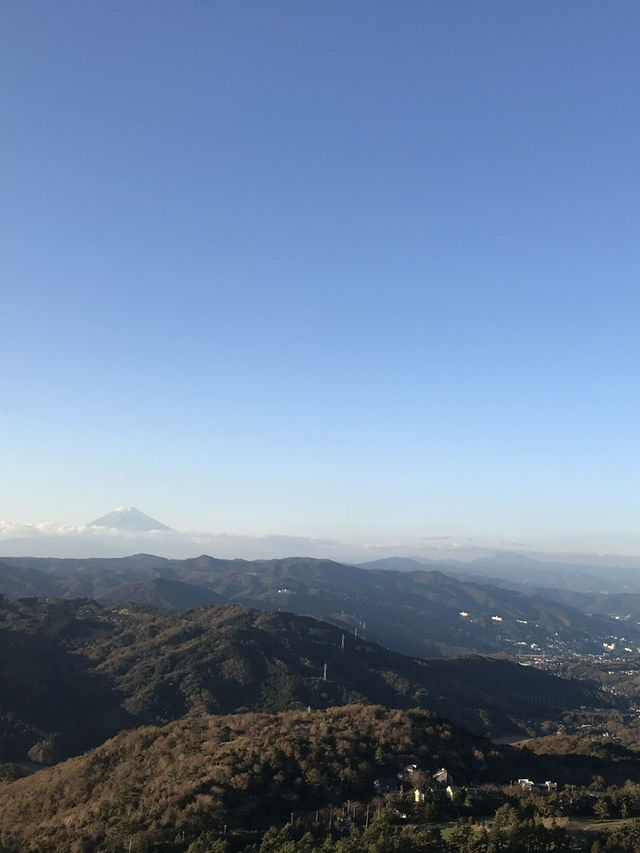 【静岡県　伊東市　富士山を望む大室山リフトとお鉢周り】