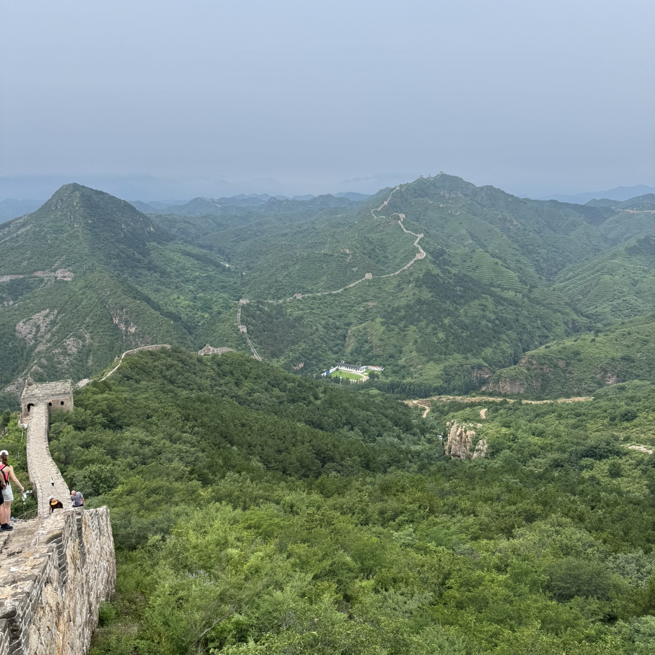 Di Beijing, Anda dapat mengunjungi beberapa bagian Tembok Besar Tiongkok. Bagian yang paling dekat dengan kota dan paling populer di kalangan wisatawan adalah Tembok Besar di Badaling dan Tembok Besar Mutianyu. Namun, jika Anda menginginkan lebih sedikit pengunjung dan pengalaman yang lebih autentik, silakan pilih bagian Tembok Besar Tiongkok yang terletak di dekat kota Gubei (Tembok Besar Simatai).

📍Alamat: BeijingMiyunGubeikouzhen Simataicun (Jalan Tol Jingcheng, Pintu Keluar Tembok Besar Simatai ke Utara 2 Kilometer)

🕰️Jam Operasional: 09.00 - 22.30
Satu-satunya bagian Tembok Besar Tiongkok yang dapat Anda kunjungi di malam hari.

Saya sampai di kota dengan membeli tur. Bus yang nyaman, perjalanan sekitar 2 jam dari Beijing. Anda juga bisa sampai di sana sendiri dengan mobil, bus, kereta api, atau bus lokal. 💰Harga Rata-Rata per Orang:
Saya menemukan tur ini di WeChat, biayanya 300 yuan dan sudah termasuk tur bus dan tiket ke Tembok Besar Tiongkok. Biaya tambahan 120 yuan untuk kereta gantung pulang pergi dan 150 yuan untuk penyeberangan sungai di dalam kota. Mereka juga menawarkan makan siang bersama di restoran hot pot seharga 70 yuan per orang, tetapi berdasarkan pengalaman saya, lebih baik memilih tempat makan siang yang sesuai dengan selera Anda.

💞Alasan Merekomendasikan:
Menurut pendapat pribadi saya, saya merekomendasikan untuk mengunjungi kota ini selama satu setengah hingga dua hari. Jika Anda memilih untuk naik kereta gantung, penjelajahan dari Yena tidak akan memakan banyak waktu (saya berjalan kaki dari menara ke-5 ke menara ke-8 dalam waktu setengah jam). Ada juga rute tanpa kereta gantung dan perjalanan penuhnya akan memakan waktu sekitar 3,5 - 4 jam untuk semua 10 menara.
Kota ini sangat indah dan autentik. Saat ini, tempat ini telah dipugar dan pada dasarnya menjadi tempat wisata komersial, tetapi luar biasa indahnya. Pukul 20.00, lampu-lampu mulai menyala dan tempat ini berubah total. Saya sangat ingin kembali ke sana untuk menikmati lampu-lampu senja. Jadi, jika Anda punya waktu, saya sangat merekomendasikan untuk datang menjelang senja, berjalan-jalan di kota air di malam hari, menginap di hotel (yang banyak tersedia), dan di pagi hari mendaki Tembok Besar China.

