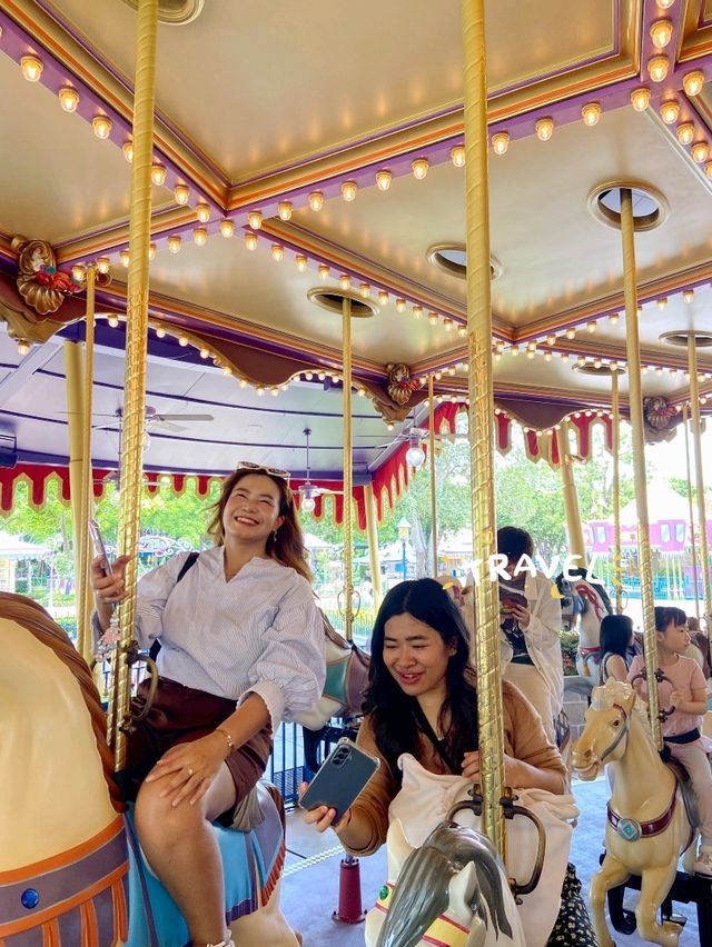 นั่งม้าหมุนย้อนวัยเด็กกับ Cinderella Carousel นั่งม้าหมุนย้อนวัยเด็กกับ Cinderella Carousel