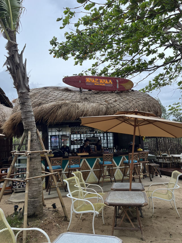 Halehala…จิบเบียร์เย็นๆ ริมหาดเจ้าหลาว 🌊🍻