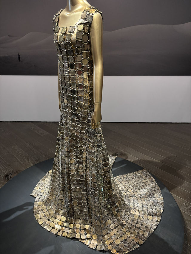 六本木ヒルズ東京シティビュー:中里唯馬展「天空を纏う / 砂漠が語る宇宙と巨大ナマズの物語」 