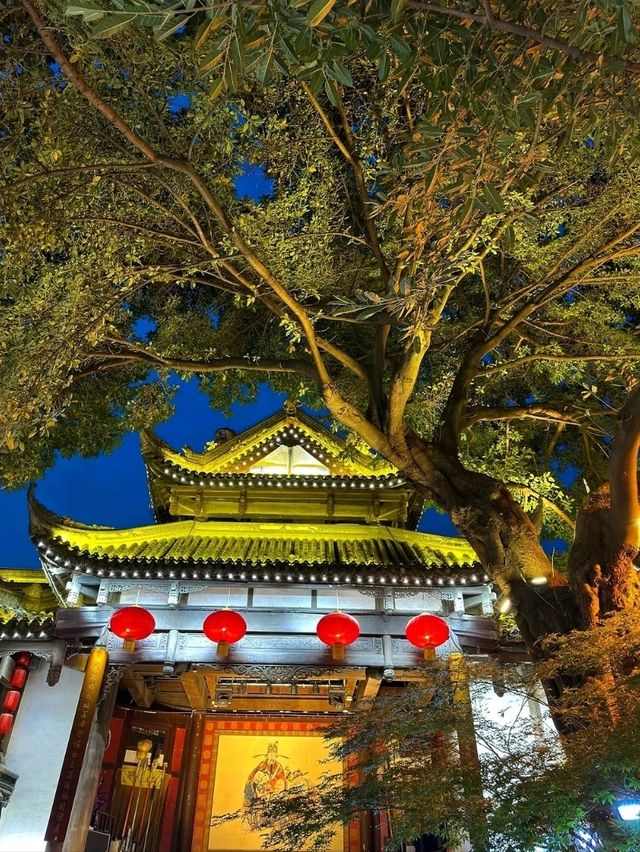 Strolling Through Jinli Ancient Street Strolling Through Jinli Ancient Street