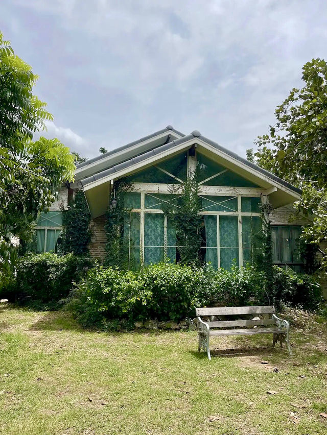 จิบกาแฟในสวน 🌿📚 ที่นิยายบ้านสวน