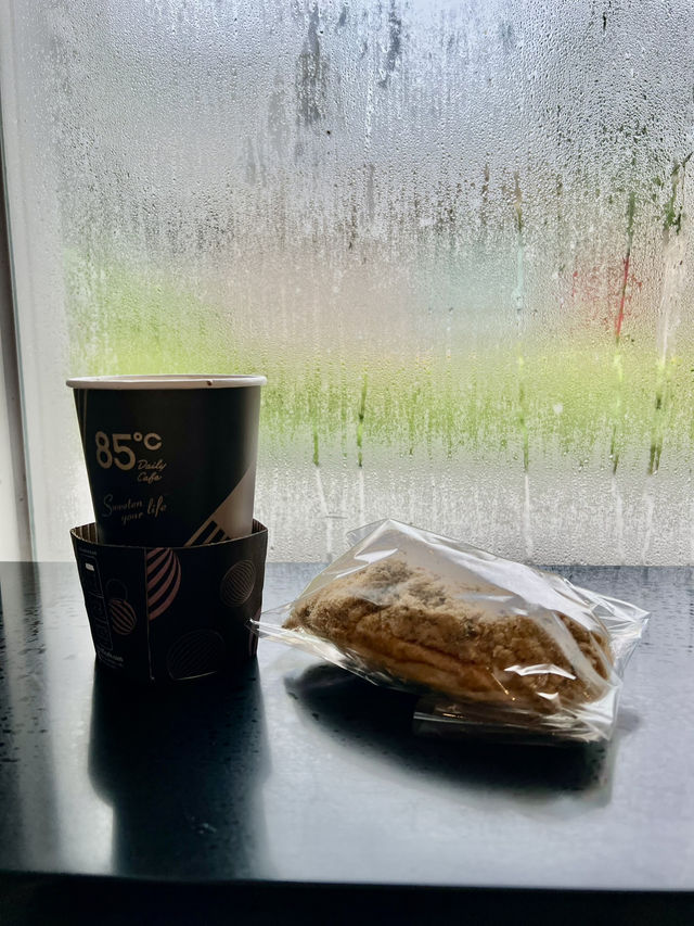 咖啡、蛋糕與烘焙專門店@85°C