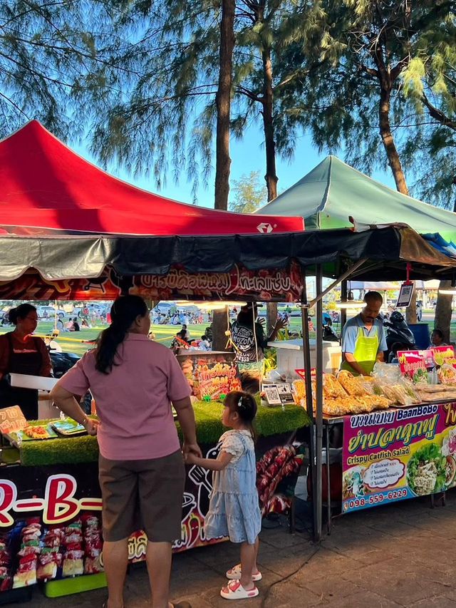 ตลาดนัดริมทะเล ปากน้ำหลังสวน – ชิลล์บรรยากาศทะเล