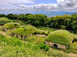요새 주변을 산책하며 푸른 하늘과 흰 구름을 감상하세요