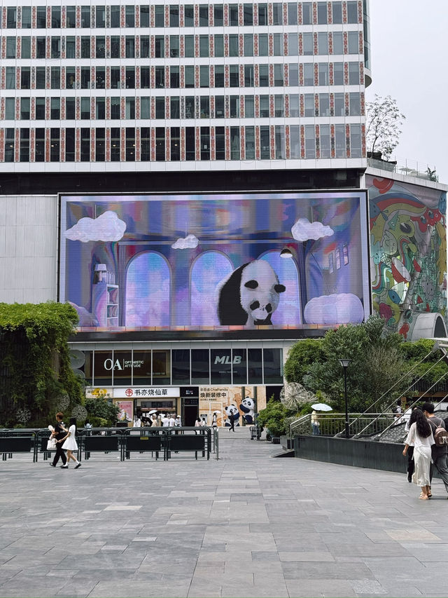 🐼 Chengdu IFS มุมแพนด้าปีนตึกสุดฮอตของเฉิงตู!