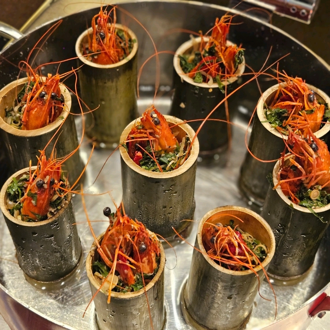 Malam ini, saya dan teman saya pergi ke Chef Special Buffet di Makan Kitchen, Doubletree by Hilton Kuala Lumpur, di mana selama 7 minggu, 7 koki akan menyajikan hidangan spesial mereka. Minggu ini menampilkan Pansoh Udang ala Chef Zul, sebuah hidangan khas masakan bambu Iban yang beraroma asap dan harum, dengan udang yang direndam dalam serai dan jahe liar, memberikan sentuhan tradisional dengan cita rasa yang hidup.

Fitur koki ini didukung oleh beragam sajian kuliner lokal dari masakan Melayu, Cina, India, dan Internasional.