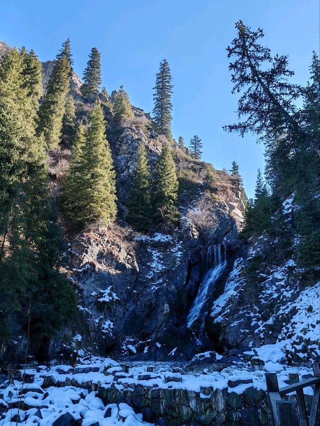 "Flying Dragon's Cascade": A Dynamic Winter Spectacle "Flying Dragon's Cascade": A Dynamic Winter Spectacle
