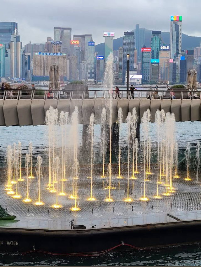 шоу света Symphony of Lights в Гонконге 