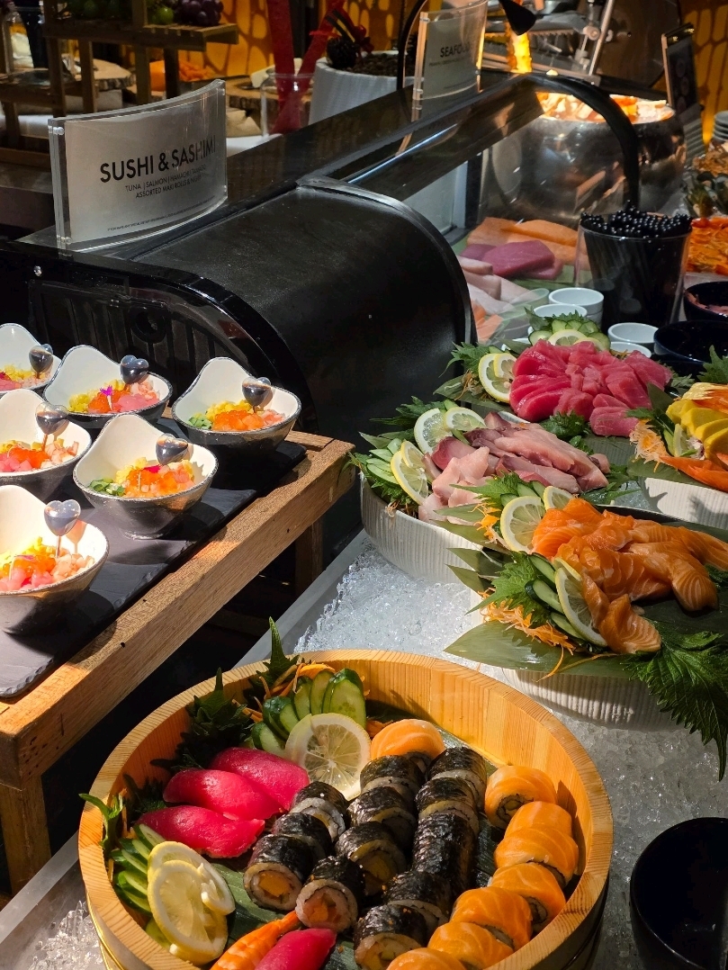 Dinner at W Hotel | The Kitchen Table - A Dream Evening Buffet ⭐️⭐️⭐️⭐️⭐️
I must share my experience of dining at W Hotel! As someone who travels extensively, I can confidently say this is one of the best hotel dinners I've ever had, even compared to those in China.
🦞 Seafood - The Absolute Highlight!
Fresh sashimi and sushi that rival specialized Japanese restaurants in quality. Every evening offers a rich selection, and the fish is incredibly fresh. As a seafood lover, I could spend the entire dinner in this section alone!
🥞 Teppanyaki Station - My Favorite!
Here, the chef prepares pancakes right in front of you, and you can choose your toppings:
- Beef 🥩
- Salmon 🐟
- Various vegetables 🥗
I especially loved the beef! And here's the best part - you can choose the doneness of your meat! Rare, medium, well-done - just like in a real steakhouse. The chef cooks it to your preference and serves it hot. Such personalized service at a buffet is rare!
🍾 Drinks
There are two package options:
- With alcohol
- Without alcohol
Everything is included in the dinner price - very cost-effective. A glass of wine or champagne with dinner? Perfect! The atmosphere is top-notch.
🍨 The Only Downside
There's very little ice cream - only one flavor. But considering the overall variety of the dinner, this is a minor issue.
💡 Why You Should Try It?
✅ Fresh ingredients, especially seafood
✅ Dishes are prepared in front of you and can be customized
✅ Professional and friendly staff
✅ Elegant evening ambiance
✅ Excellent value for money
⏰ Useful Information
Restaurant: The Kitchen Table
Location: W Hotel
Tip: Arrive early to enjoy your dinner leisurely and try everything
Conclusion
Instead of spending time searching for a dinner spot, indulge in this luxurious buffet at W Hotel. Quality, service, ambiance - everything is top-notch. Highly recommended for seafood lovers and those who appreciate quality!
I'm having breakfast for dinner! 🌙