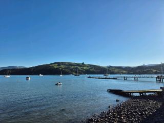 아카로아의 호수 — “산에 둘러싸인 푸른 물결”。