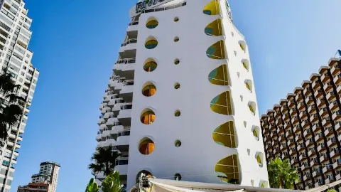 ホテル リビエラ ビーチホテルで過ごす、光り輝く海辺の休日。 — traveler post in ベニドルム