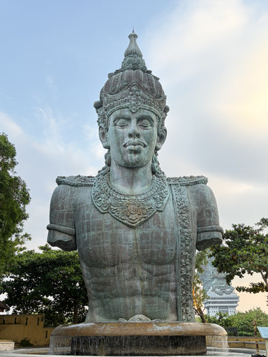 バリ島の木製彫刻 神像　作家名あります。 青空に映える精巧な彫刻アート。 | Trip.com バリ島